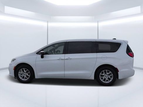 Used 2025 Chrysler Pacifica Select FWD image 6