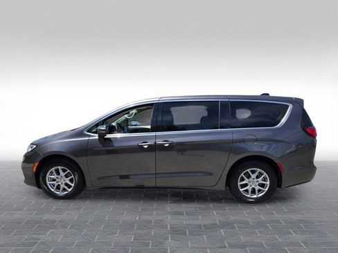 Used 2023 Chrysler Pacifica Touring-L FWD image 4