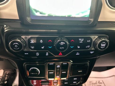 Used 2023 Jeep Wrangler Unlimited Rubicon w/ Cold Weather Group AWD/4WD image 19