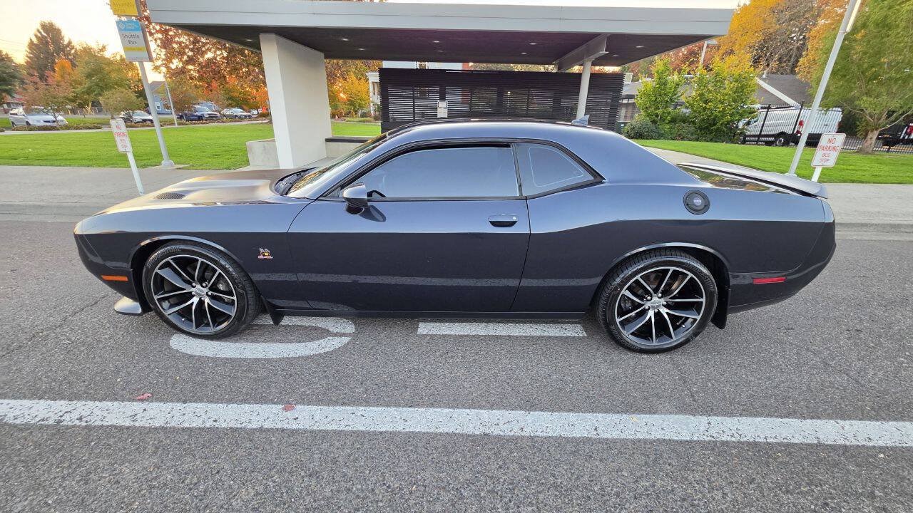 Used 2016 Dodge Challenger R/T Scat Pack w/ Leather Interior Group RWD image 8