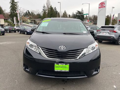 Used 2015 Toyota Sienna LE image 2