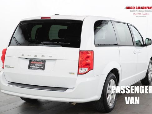 Used 2018 Dodge Grand Caravan SE w/ UConnect Hands-Free Group FWD image 14