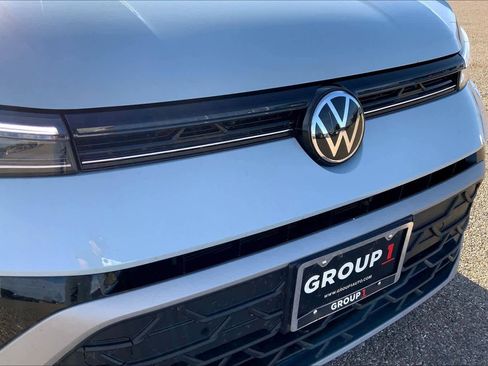 Used 2025 Volkswagen Taos SE image 30