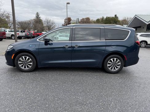 Used 2021 Chrysler Pacifica Touring-L FWD image 2