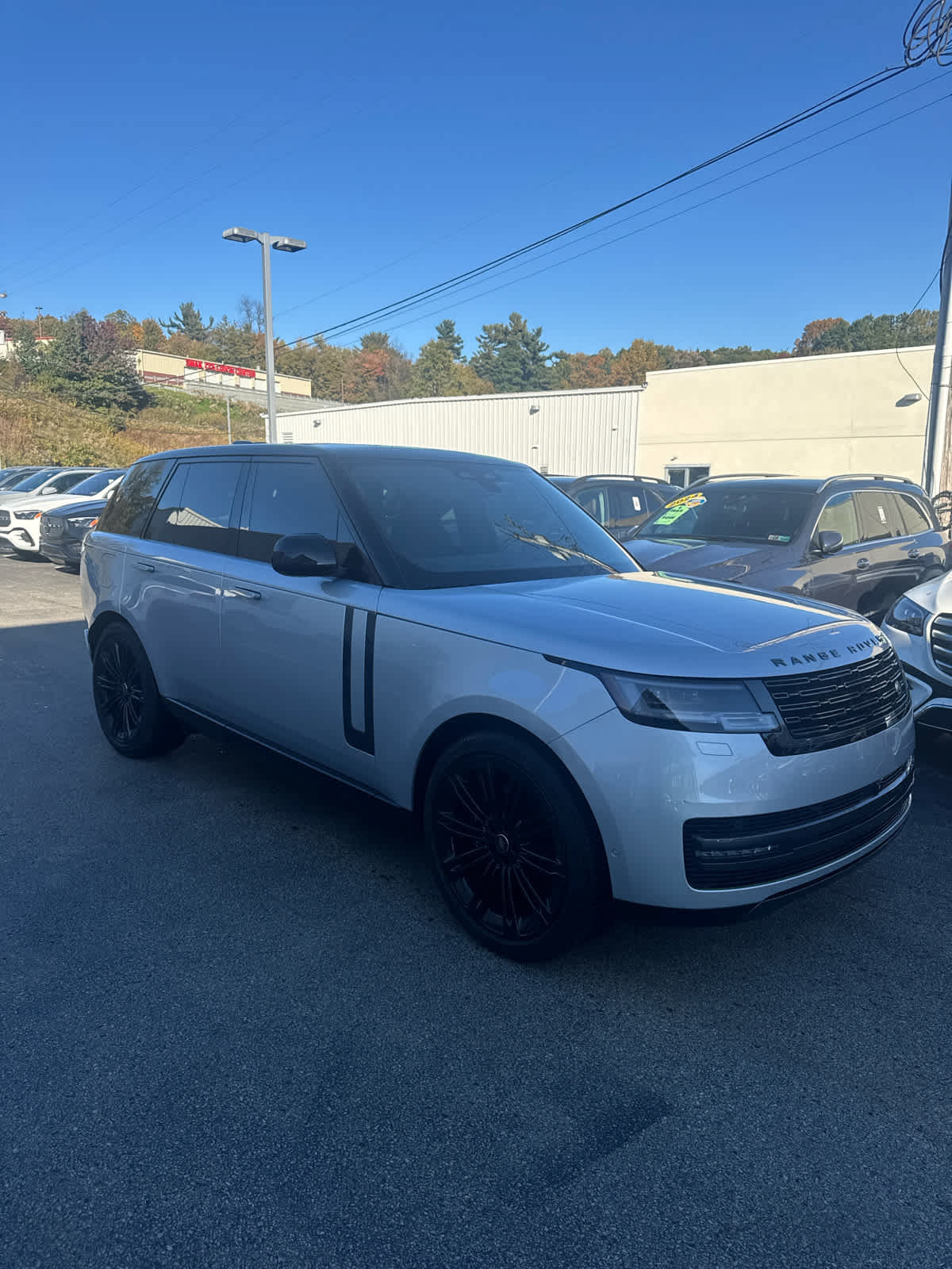 Used 2025 Land Rover Range Rover SE AWD/4WD image 1