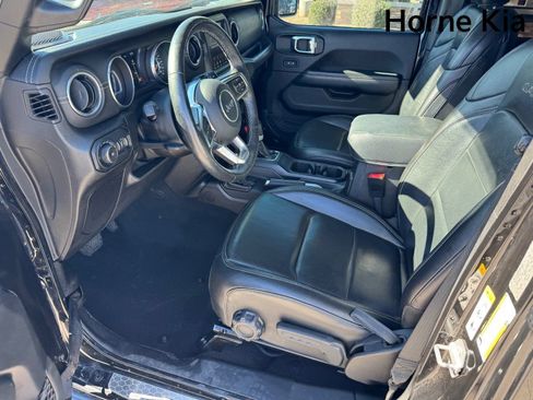 Used 2018 Jeep Wrangler Unlimited Sahara AWD/4WD image 9