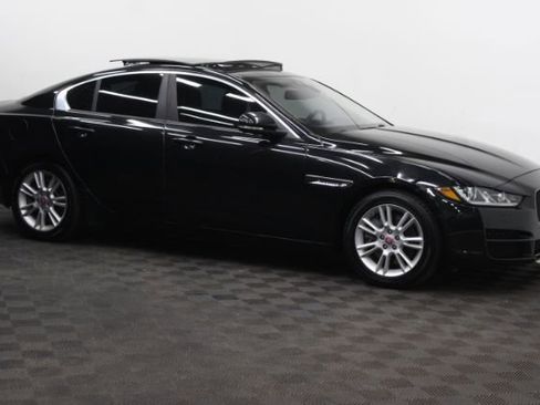 Used 2017 Jaguar XE Premium image 1