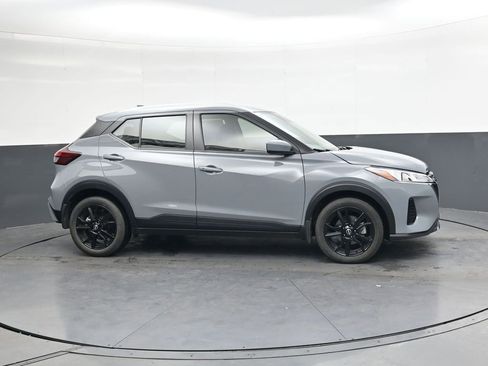 Used 2024 Nissan Kicks SV image 3
