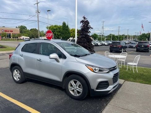 Used 2018 Chevrolet Trax LT w/ LT Convenience Package FWD image 1