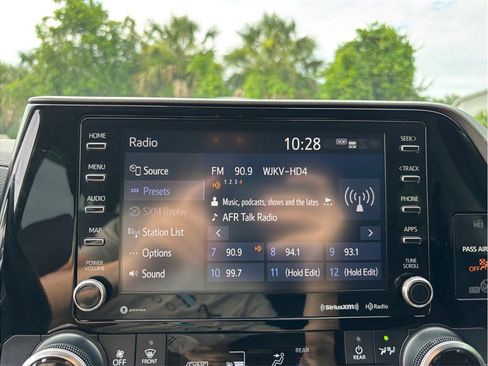 Used 2020 Toyota Highlander LE FWD image 25