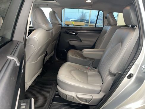 Used 2023 Toyota Highlander XLE image 11