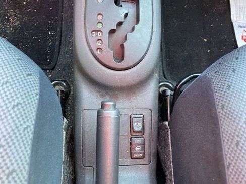 Used 2011 Toyota Yaris 4-Door Hatchback image 16