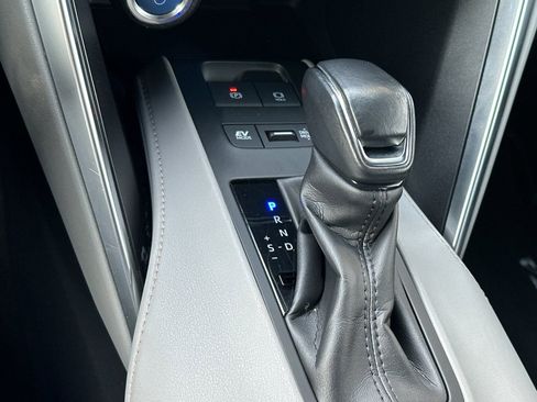 Used 2022 Toyota Venza LE image 20