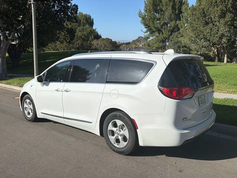 Used 2018 Chrysler Pacifica Touring-L FWD image 4