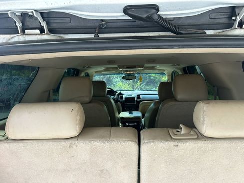 Used 2011 Cadillac Escalade Premium RWD image 15