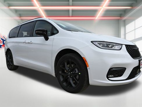 New 2026 Chrysler Pacifica Limited image 4