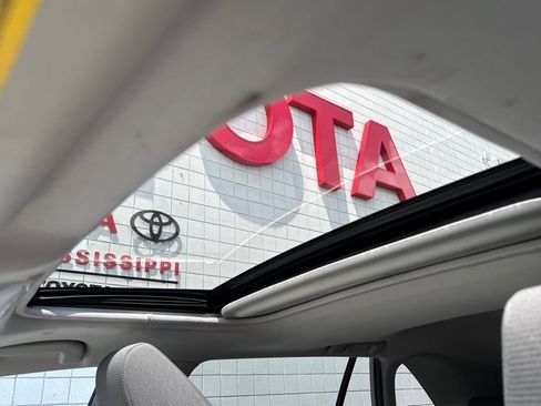 Used 2019 Toyota RAV4 XLE FWD image 16