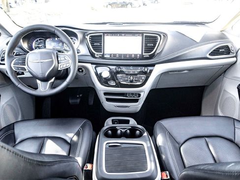 Used 2024 Chrysler Pacifica Select image 30