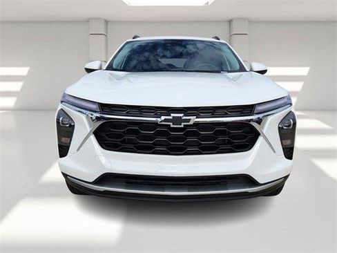 Certified 2025 Chevrolet Trax LT w/ Driver Confidence Package image 8