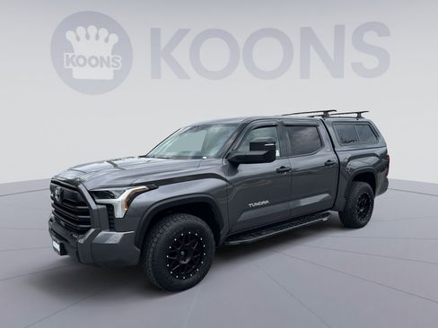 Used 2022 Toyota Tundra SR5 w/ SR5 Convenience Package AWD/4WD image 1