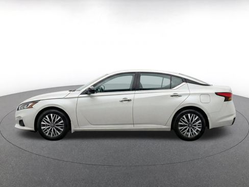 Used 2025 Nissan Altima 2.5 SV FWD image 4