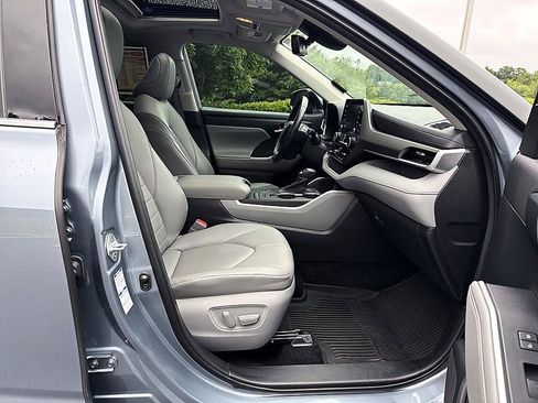 Used 2020 Toyota Highlander XLE AWD/4WD image 21