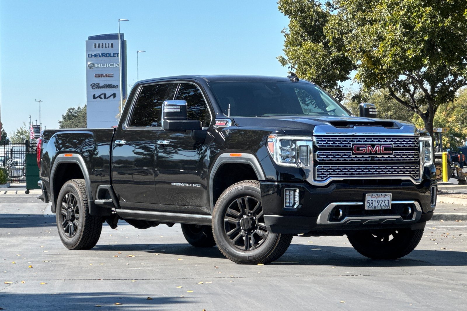 Used 2023 GMC Sierra 2500 Denali w/ Denali Black Diamond Edition AWD/4WD image 2