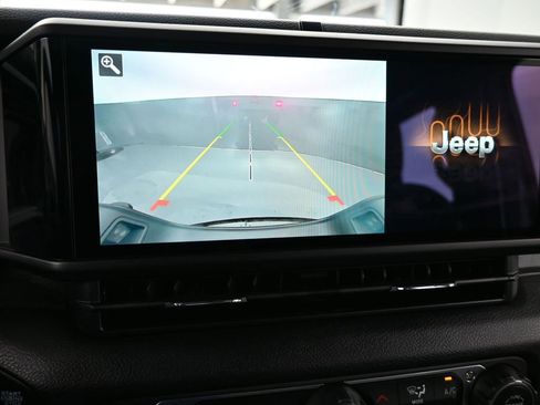 Used 2024 Jeep Gladiator Sport image 17