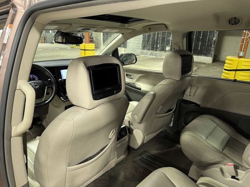 Used 2018 Toyota Sienna XLE w/ XLE Navigation Package image 29