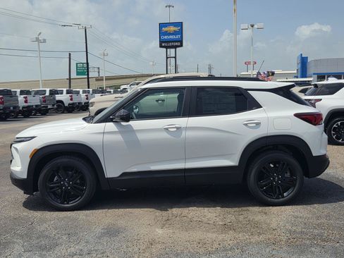 New 2026 Chevrolet TrailBlazer LT w/ Midnight Edition FWD image 2