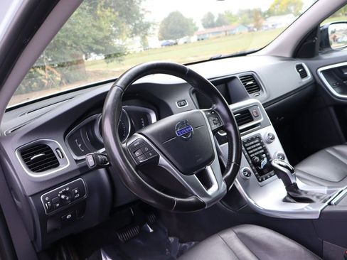 Used 2018 Volvo V60 T5 Cross Country w/ Convenience Package image 15