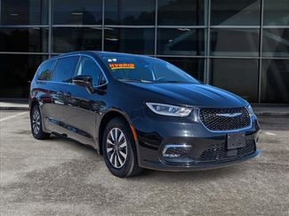 Used 2024 Chrysler Pacifica Select video 1