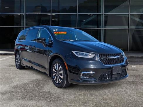 Used 2024 Chrysler Pacifica Select image 1