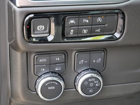 Used 2025 GMC Yukon Denali w/ Sun & Power Step Package AWD/4WD image 46