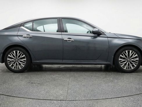 Used 2025 Nissan Altima 2.5 SV image 11