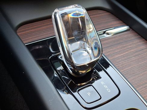 Certified 2023 Volvo XC60 B5 Ultimate w/ Climate Package image 14