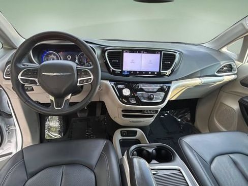 Used 2024 Chrysler Pacifica Touring-L FWD image 16