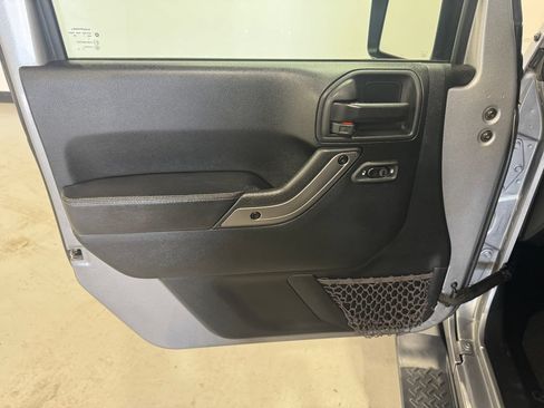 Used 2018 Jeep Wrangler Unlimited Sahara AWD/4WD image 17