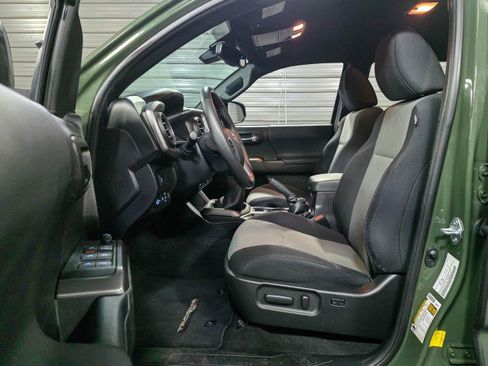 Used 2022 Toyota Tacoma TRD Sport w/ Technology Package image 15