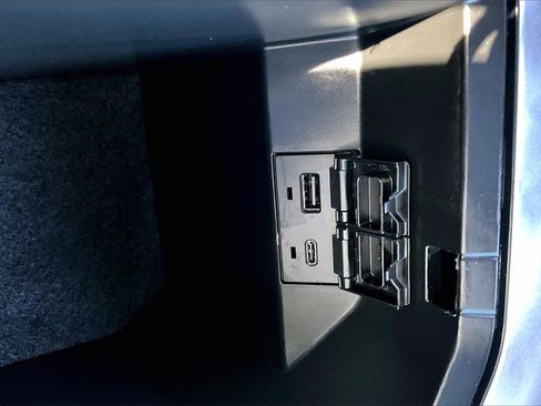 Used 2024 Toyota Camry SE image 33