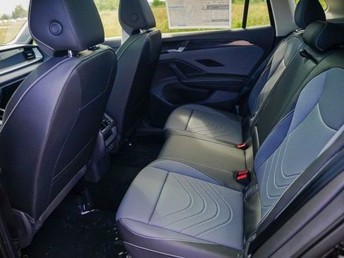 Used 2025 Volkswagen Tiguan SE w/ Panoramic Sunroof Package image 22