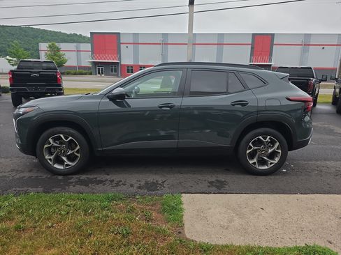 Used 2026 Chevrolet Trax LT w/ Sunroof Package FWD image 7