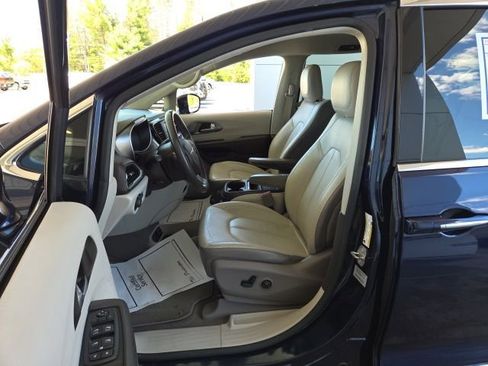 Used 2017 Chrysler Pacifica Touring-L FWD image 15