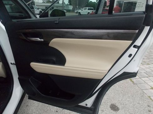 Used 2023 Toyota Highlander Limited FWD image 14