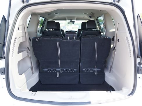 Used 2024 Chrysler Pacifica Touring-L FWD image 7