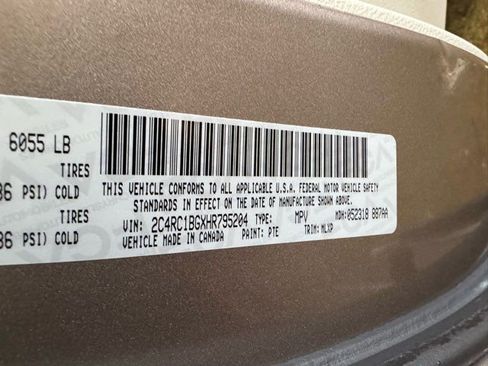 Used 2017 Chrysler Pacifica Touring-L image 11