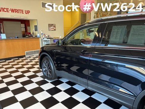 Certified 2022 Volkswagen Tiguan SE w/ Panoramic Sunroof Package image 9