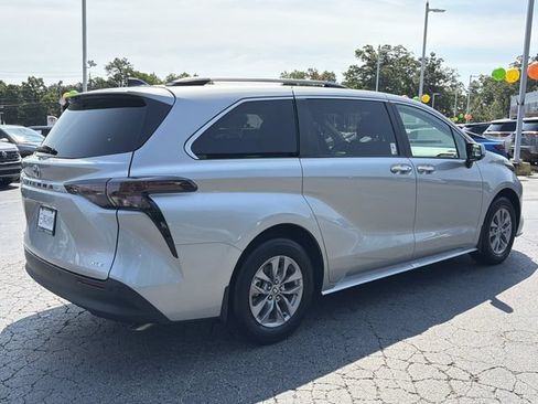 Used 2025 Toyota Sienna XLE FWD image 6