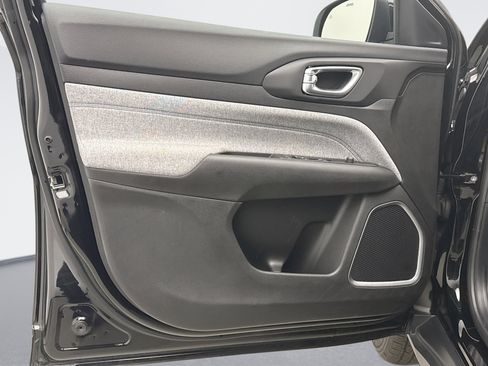 Used 2024 Jeep Compass Latitude image 9