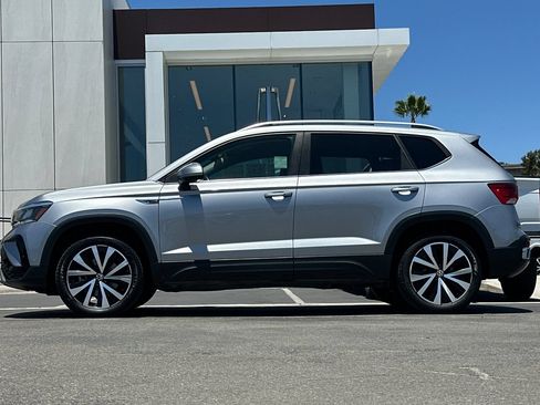 Used 2023 Volkswagen Taos SE FWD image 6